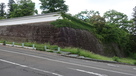 大手門跡石垣と土塀(南側から)…