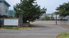 津軽小学校前の城跡碑と案内板…
