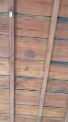 天井のバレーボール跡