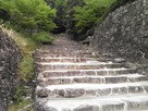 徳川家康邸跡の前の石垣と石段…