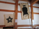 左・奥羽列藩同盟旗、右・白地黒釣鐘旗