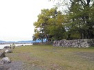天守閣跡の石垣と琵琶湖前の風景