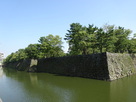 二の丸跡の石垣と水堀