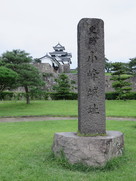 小峰城址碑と三重櫓…