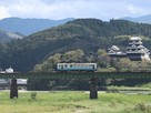 城と普通列車(阿蔵地区から)