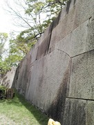 大阪城の大きな石がキッチリはまった石垣