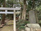 諏訪神社の鳥居と石碑…