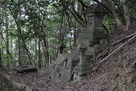 登山道の途中にある石祠
