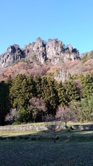 潜龍院の石垣と岩櫃山…