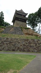 南櫓と三段の石垣…