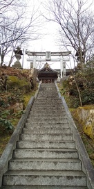 本丸跡の石都々古和気神社…
