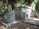 長嶺按司の石碑と墓…