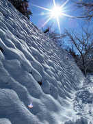 雪の馬場跡石垣…