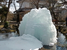 氷結した懐古園の噴水…