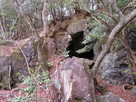 内藤法雲郭（烏嶽）南側曲輪下の洞窟…