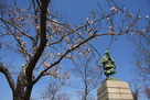 桜と楠木正行像