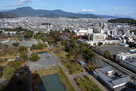 静岡県庁別館展望ロビーから駿府城全景を望…