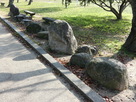 城跡公園にある発掘された石垣の石…
