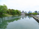 新緑の富山城と堀…