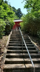 急な階段と住吉神社赤門…