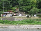 駐車場と登城口（依田川対岸から）