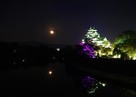 旭川に天守と月…