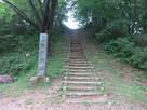石碑と本丸への階段