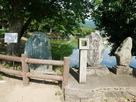 かつて古墳頂上部にあった柳本藩領民の石碑…
