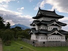 天守閣と岩木山…