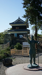 眞田幸村（信繁）公之像と西櫓…