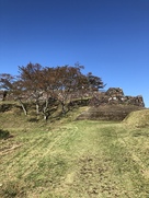 東郭から主郭を望む