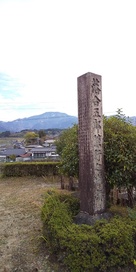 恵那山バックの石碑