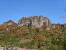 密岩神社から岩櫃山を眺める…