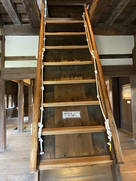 丸岡城内の階段…