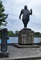 徳川家康像（晩年）と駿府城本丸跡碑…