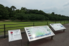 日本遺産の案内板と水城大堤…