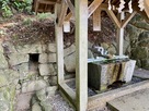 春日神社手水舎脇の石垣抜け穴…
