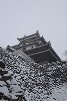 雪の天守閣と石垣…