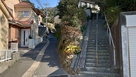 登城口（右の階段）