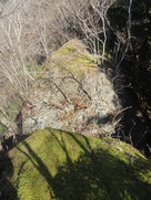牛首峠石門の岩盤上部（西側から）…