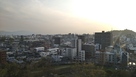 展望台から夕暮れの松山城を望む…
