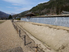 冬季の西堀と復元土塀