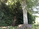 土塁上段の石碑