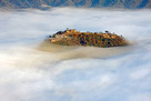 雲海に浮かぶ秋の竹田城…