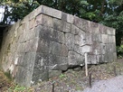 鉄門（本丸入り口）の切石積み石垣…