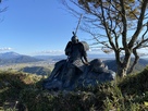 山頂の銅像