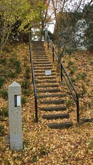 旧懐古館への階段…