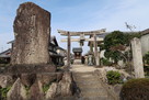 川守城 城址碑と土塁上の八幡神社と鳥居…