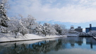 西側水堀と雪の模擬天守…