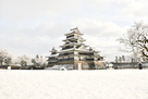 雪の松本城天守…